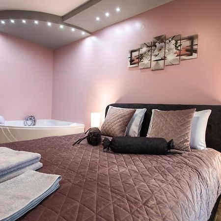 סובוטיקה Room Jacuzzi “Athena” מראה חיצוני תמונה