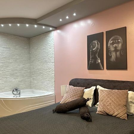 סובוטיקה Room Jacuzzi “Athena” מראה חיצוני תמונה